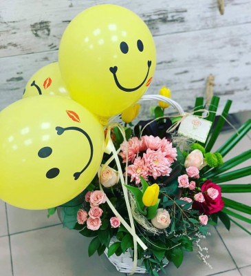 БУКЕТИ Букети Кошница с цветя и балони усмивки